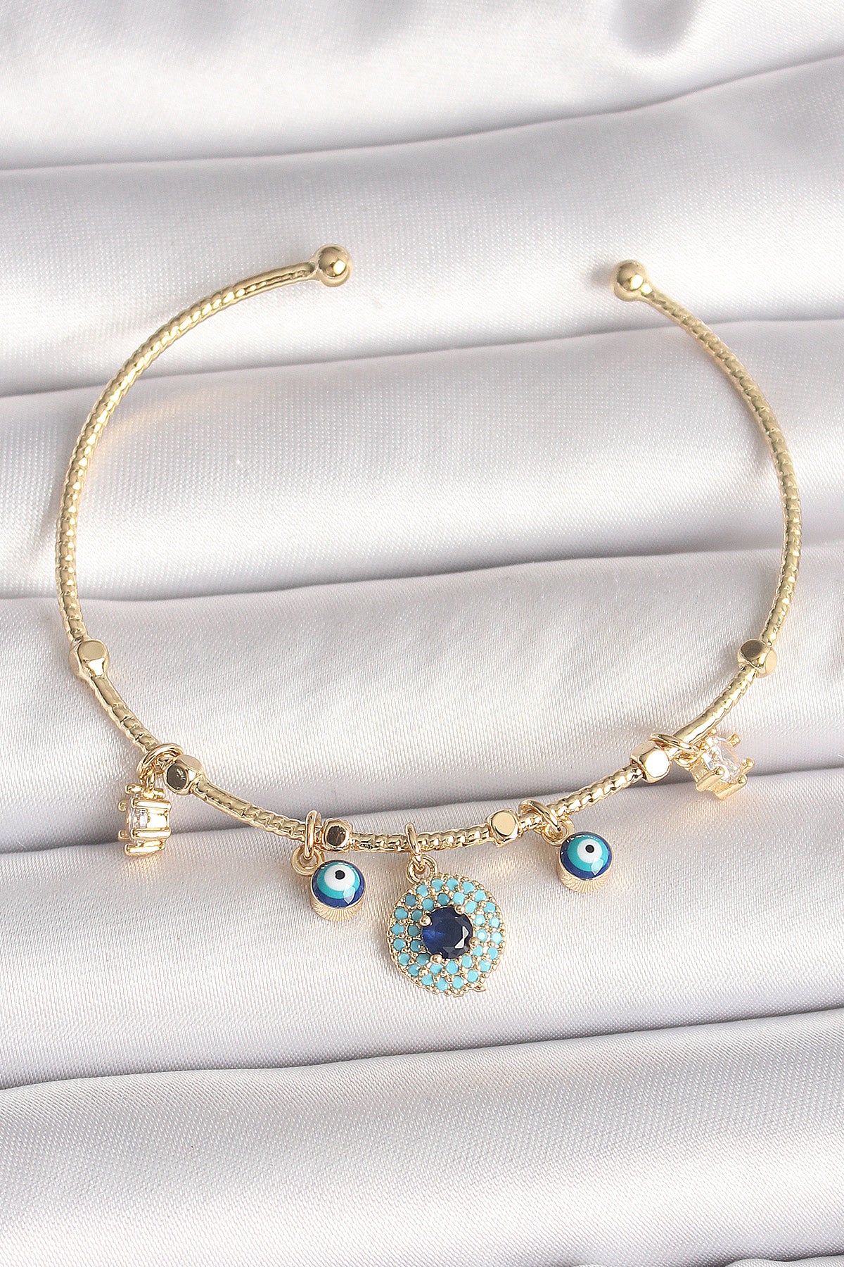 BB6883 - Pirinç Gold Renk Zirkon Taşlı Nazar Boncuk Detay Charm Kadın Bileklik