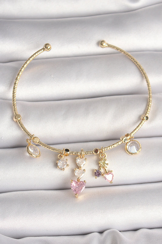 Pirinç Gold Renk Sallantı Zirkon Taşlı Kalp Figür Pembe Kalp Detay Charm Kadın Bileklik - BB6897