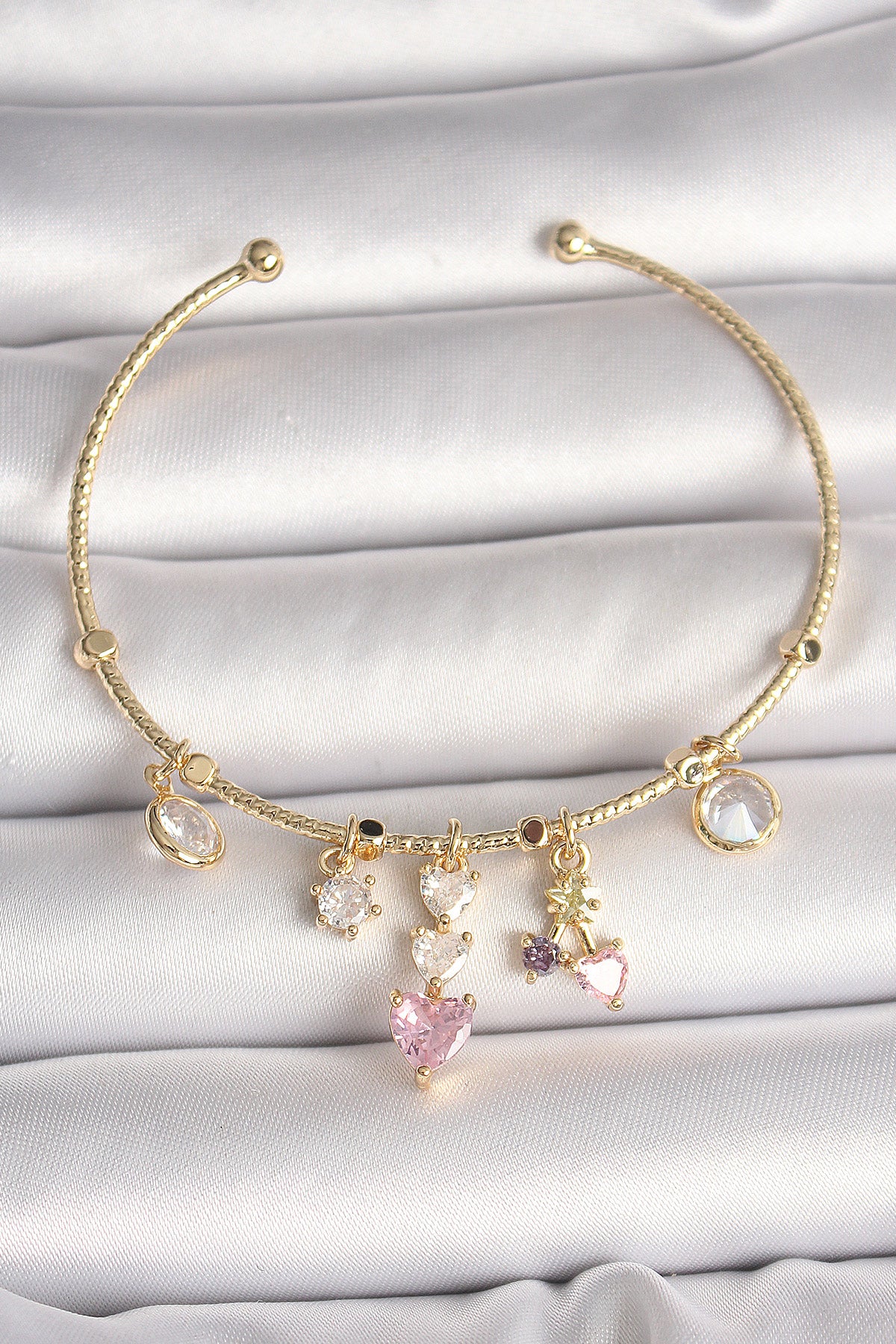 BB6897 - Pirinç Gold Renk Sallantı Zirkon Taşlı Kalp Figür Pembe Kalp Detay Charm Kadın Bileklik
