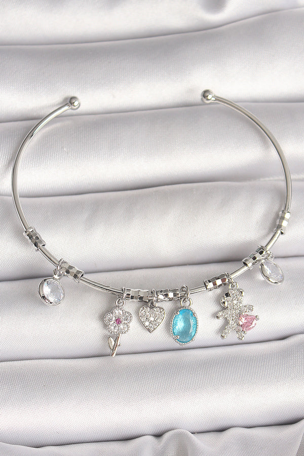 BB6908 - Pirinç Gümüş Renk Sallantı Zirkon Taşlı Ayıcık Figür Çiçek Detay Charm Kadın Bileklik