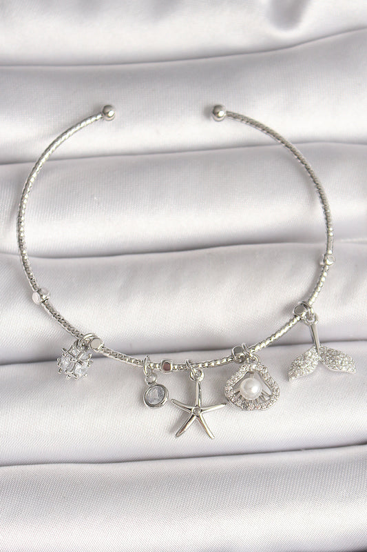 BB6909 - Pirinç Gümüş Renk Sallantı Zirkon Taşlı Deniz Yıldız Figür Balık Kuyruğu Detay Charm Kadın Bileklik