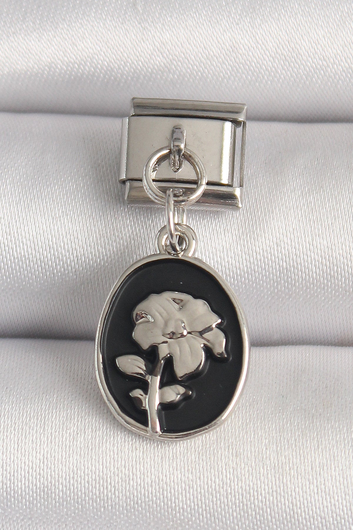 BC1210 - 316L Çelik Gümüş Renk Gümüş Çiçek İşlemeli Siyah Portre Model Nomination Charm