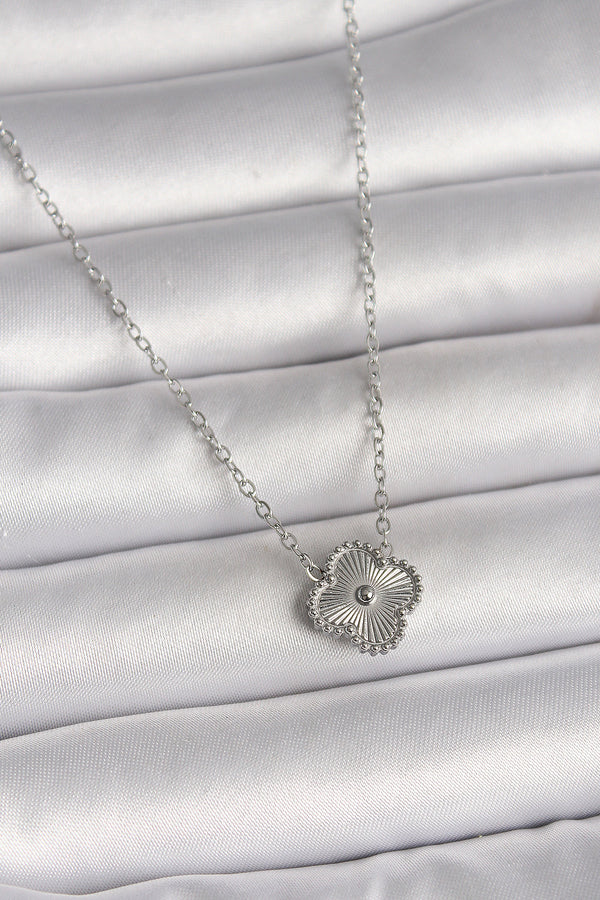 BKO10016 - 316L Çelik Gümüş Renk İşleme Detaylı Yonca Model Kadın Kolye