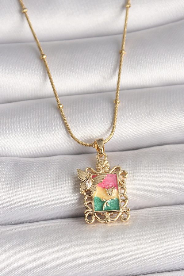 BKO10024 - 316L Çelik Gold Renk Renkli Zirkon Taşlı Kelebek İşlemeli Portre Model Kadın Kolye