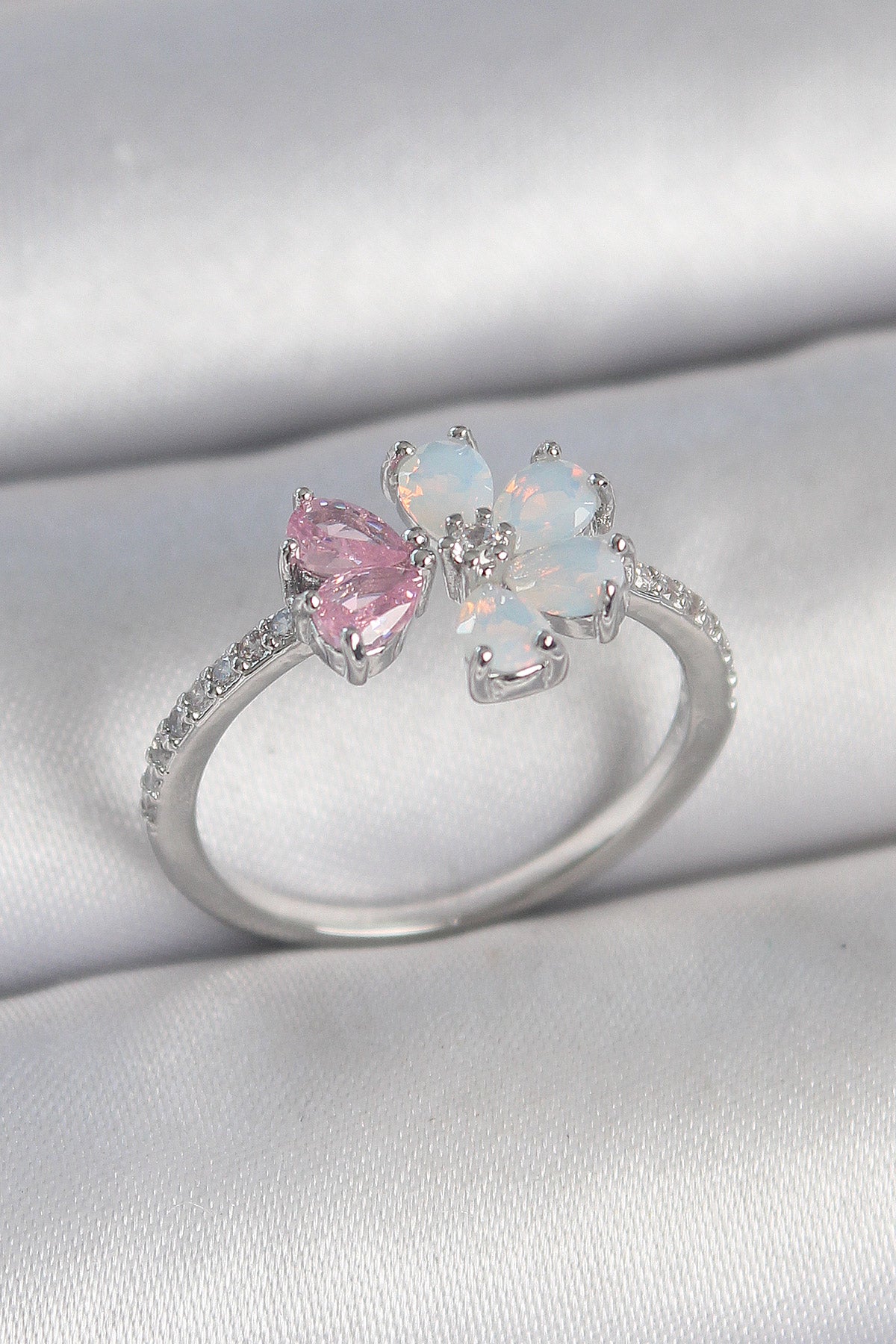 Pirinç Gümüş Renk Beyaz Mineli Pembe Zirkon Taşlı Çiçek Model Kadın Yüzük - BYK3708