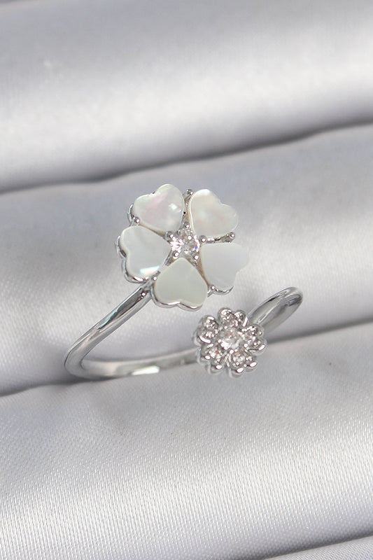 BYK3712 - Pirinç Gümüş Renk Beyaz Mineli Çiçek Model Zirkon Taş Detay Kadın Yüzük