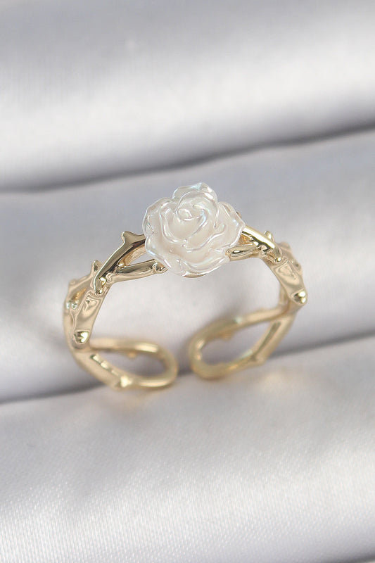 BYK3731 - Pirinç Gold Renk Beyaz Gül Model Ayarlanabilir Kadın Yüzük