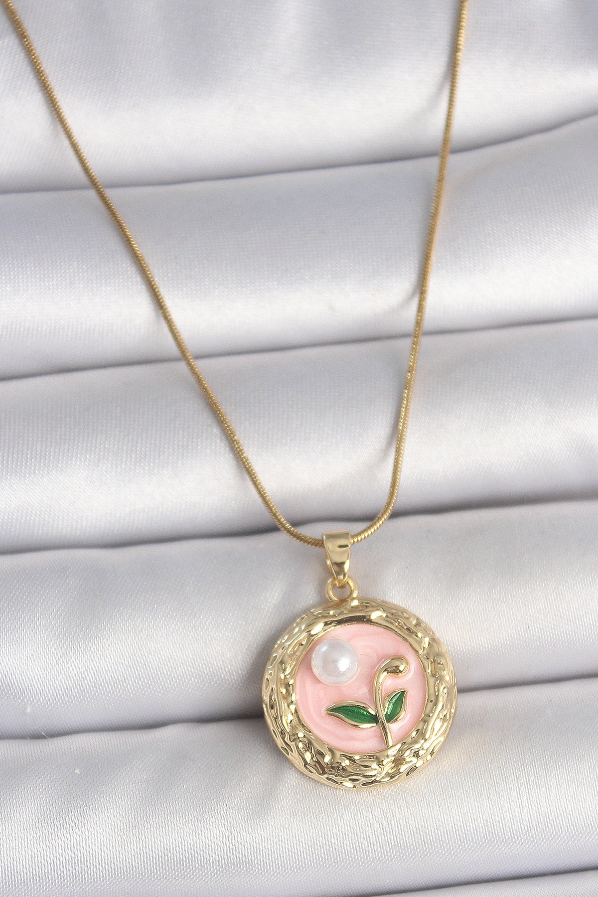 BKO10079 - 316L Çelik Gold Renk Zincir Pembe Çiçek İşlemeli inci Detay Portre Model Kadın Kolye
