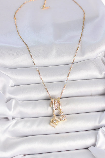 BKO10097 - 316L Çelik Gold Renk Zirkon Taşlı Sallantı Fotoğraf Makinası Figür Charm Kadın Kolye