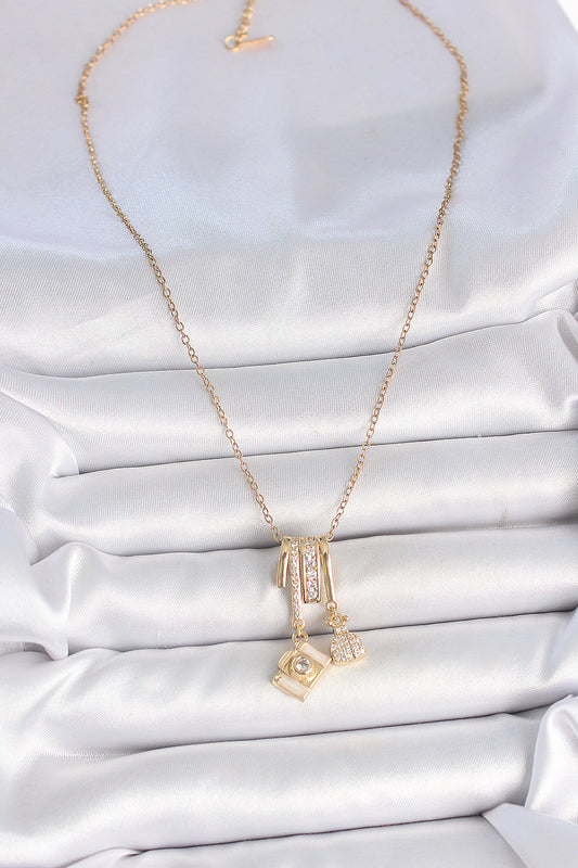 BKO10097 - 316L Çelik Gold Renk Zirkon Taşlı Sallantı Fotoğraf Makinası Figür Charm Kadın Kolye