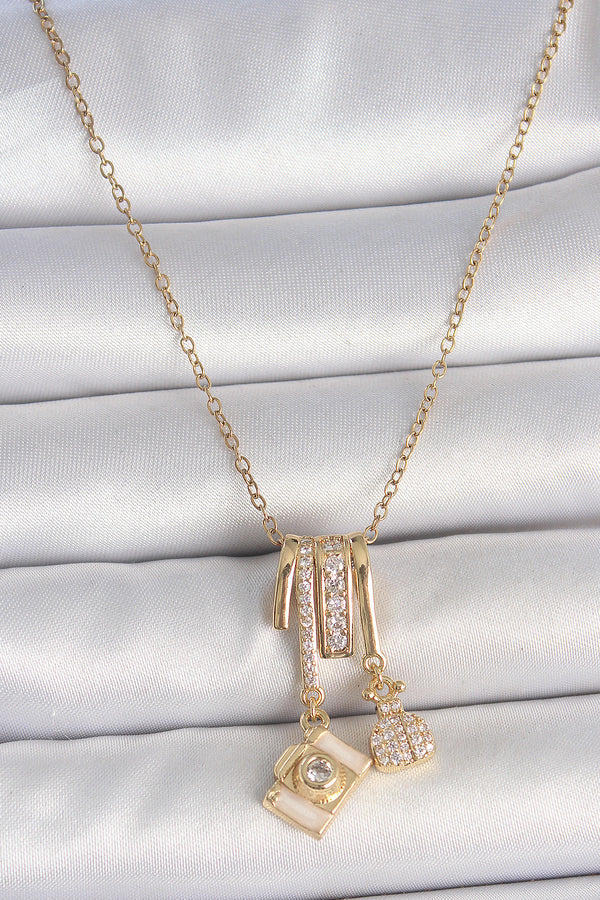 BKO10097 - 316L Çelik Gold Renk Zirkon Taşlı Sallantı Fotoğraf Makinası Figür Charm Kadın Kolye
