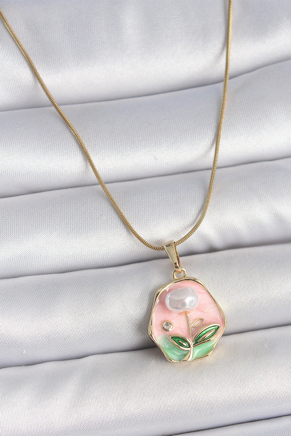 BKO10125 - 316L Çelik Gold Renk Zincir Pembe Çiçek İşlemeli İnci Detay Portre Model Kadın Kolye