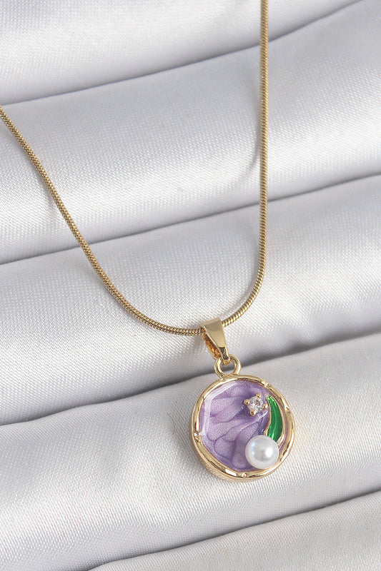 BKO10134 - 316L Çelik Gold Renk Zincir Mor Çiçek İşlemeli Zirkon Taş İnci Detaylı Minimal Portre Model Kadın Kolye