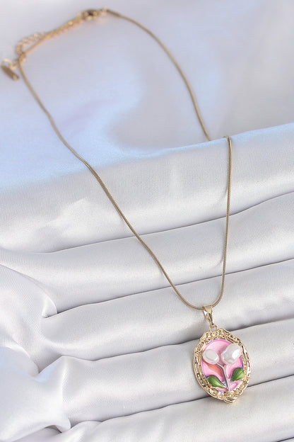 BKO10148 - 316L Çelik Gold Renk Zincir Pembe Mineli İncili Çiçek İşlemeli Portre Model Kadın Kolye