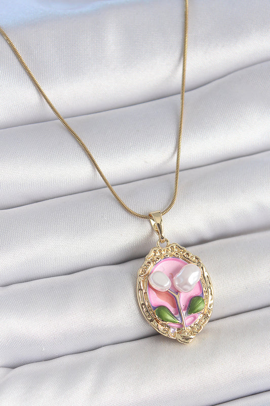 BKO10148 - 316L Çelik Gold Renk Zincir Pembe Mineli İncili Çiçek İşlemeli Portre Model Kadın Kolye