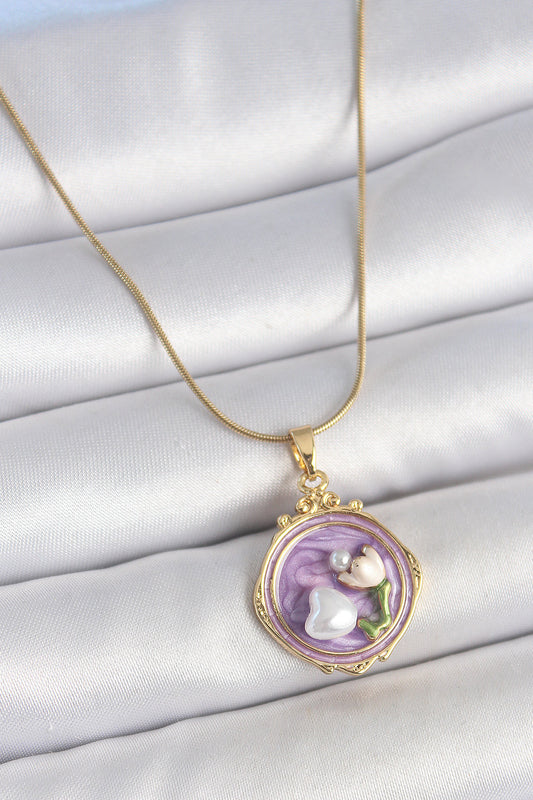BKO10149 - 316L Çelik Gold Renk Zincir Mor Mineli İncili Çiçek İşlemeli Portre Model Kadın Kolye