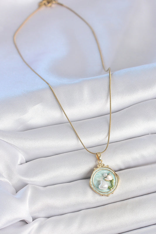 BKO10150 - 316L Çelik Gold Renk Zincir Turkuaz Mineli İncili Çiçek İşlemeli Portre Model Kadın Kolye