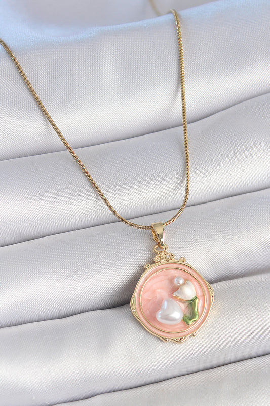 BKO10151 - 316L Çelik Gold Renk Zincir Pembe Mineli İncili Çiçek İşlemeli Portre Model Kadın Kolye