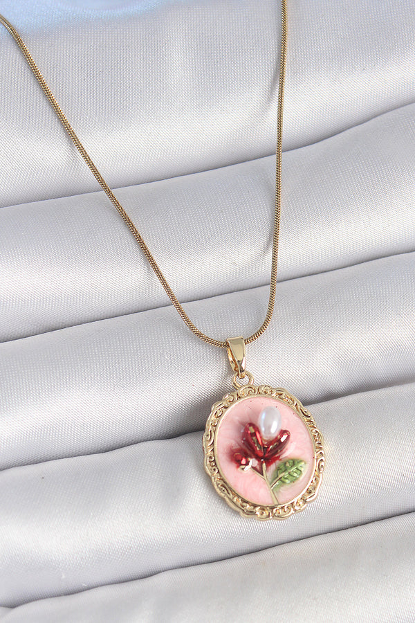 BKO10155 - 316L Çelik Gold Renk Zincir Pembe Mineli İncili Çiçek İşlemeli Portre Model Kadın Kolye
