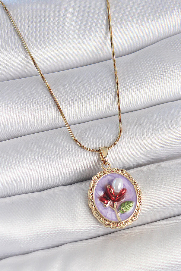 BKO10156 - 316L Çelik Gold Renk Zincir Mor Mineli İncili Çiçek İşlemeli Portre Model Kadın Kolye