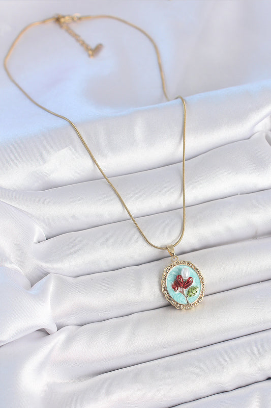 BKO10157 - 316L Çelik Gold Renk Zincir Turkuaz Mineli İncili Çiçek İşlemeli Portre Model Kadın Kolye