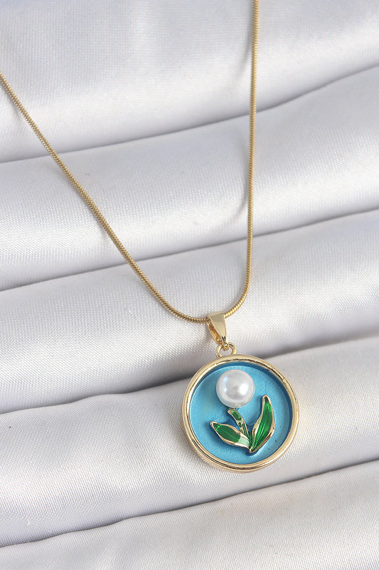 BKO10168 - 316L Çelik Gold Renk Zincir Mavi Mineli İncili Çiçek İşlemeli Portre Model Kadın Kolye