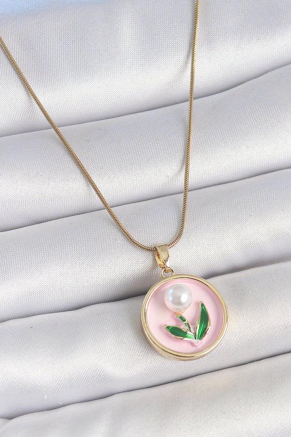 BKO10169 - 316L Çelik Gold Renk Zincir Pembe Mineli İncili Çiçek İşlemeli Portre Model Kadın Kolye