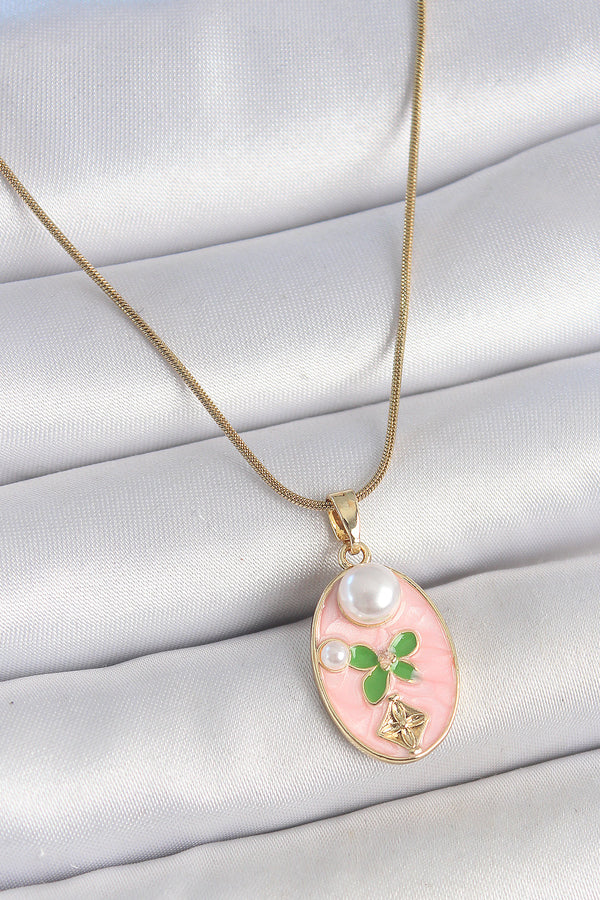 BKO10176 - 316L Çelik Gold Renk Zincir Pembe Mineli Oval İncili Çiçek İşlemeli Portre Model Kadın Kolye