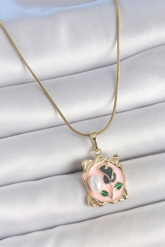 BKO10185 - 316L Çelik Gold Renk Zincir Pembe Mineli Çiçek İşlemli İnci Detay Portre Model Kadın Kolye