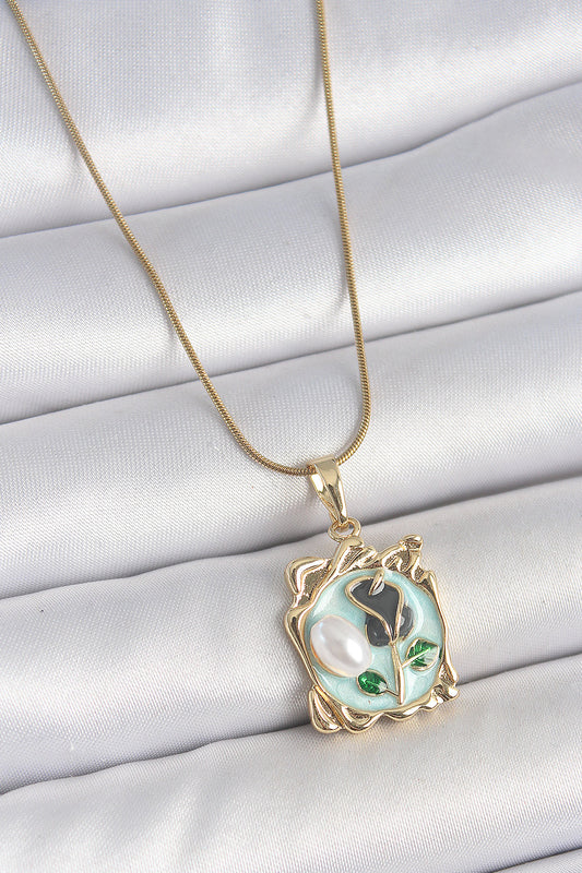 BKO10186 - 316L Çelik Gold Renk Zincir Mavi Mineli Çiçek İşlemeli İnci Detay Portre Model Kadın Kolye