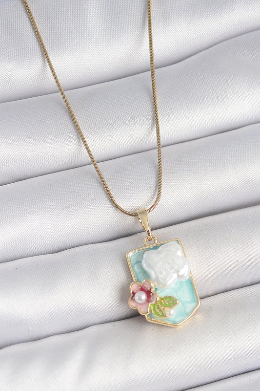 BKO10187 - 316L Çelik Gold Renk Zincir Mavi Mineli İncili Çiçek İşlemeli Portre Model Kadın Kolye