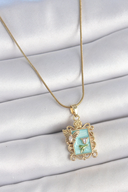 BKO10189 - 316L Çelik Gold Renk Zincir Mavi Mineli Çiçek İşlemeli Zirkon Taşlı Kelebek Detay Portre Model Kadın Kolye