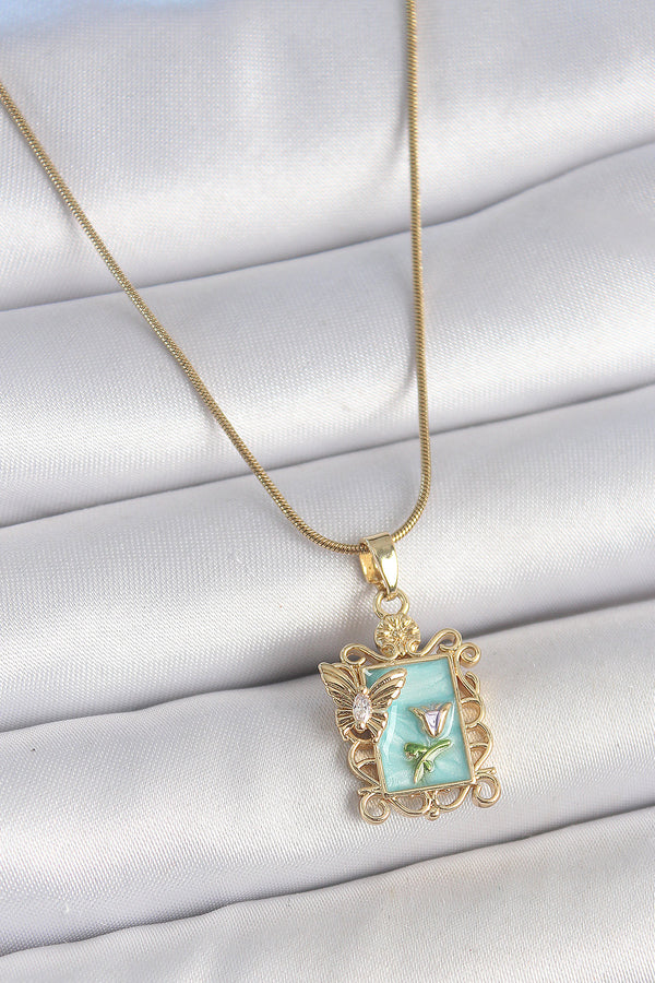BKO10189 - 316L Çelik Gold Renk Zincir Mavi Mineli Çiçek İşlemeli Zirkon Taşlı Kelebek Detay Portre Model Kadın Kolye