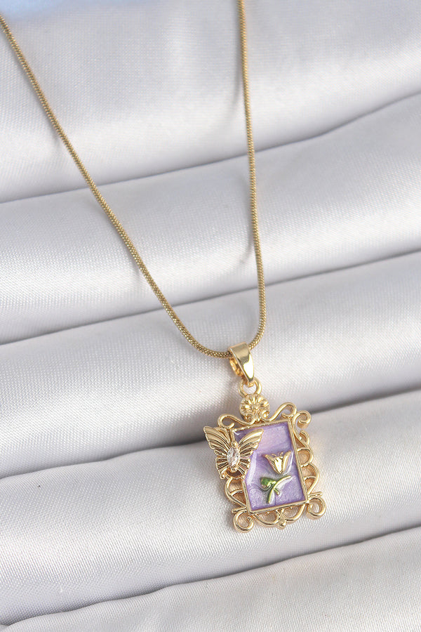 BKO10190 - 316L Çelik Gold Renk Zincir Mor Mineli Çiçek İşlemeli Zirkon Taşlı Kelebek Detay Portre Model Kadın Kolye
