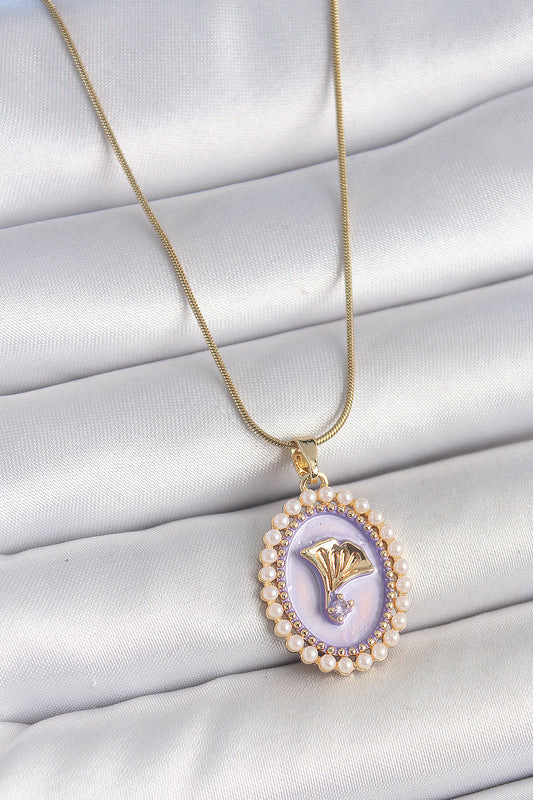 BKO10195 - 316L Çelik Gold Renk Zincir Mor Mineli İncili Zirkon Taşlı Çiçek İşlemeli Portre Model Kadın Kolye
