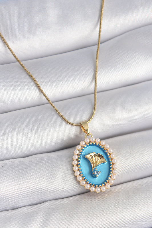 BKO10196 - 316L Çelik Gold Renk Zincir Mavi Mineli İncili Zirkon Taşlı Çiçek İşlemeli Portre Model Kadın Kolye