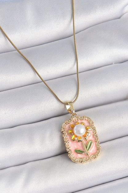 BKO10197 - 316L Çelik Gold Renk Zincir Pembe Mineli İncli Papatya Model Portre Model Kadın Kolye