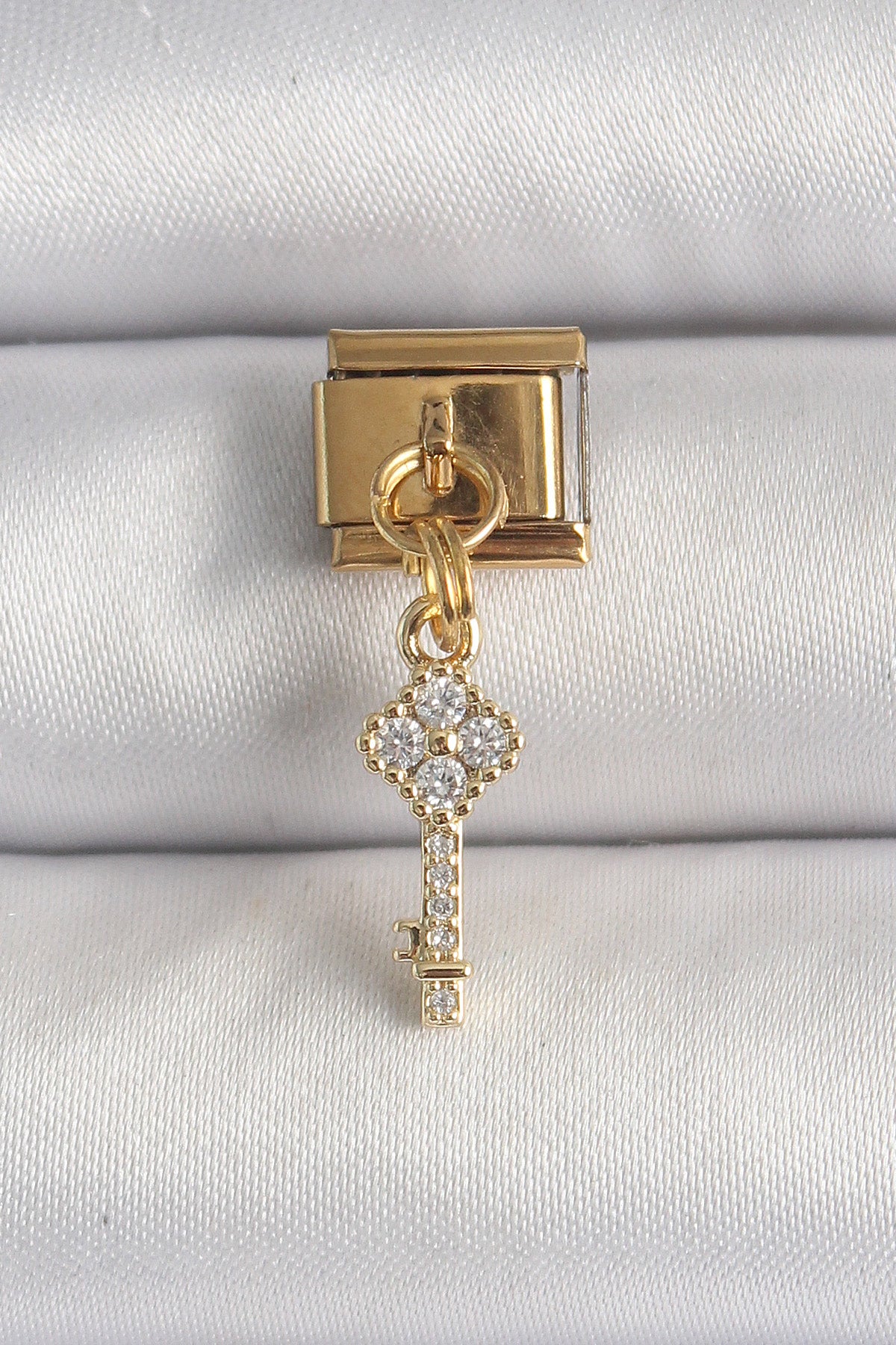 BC1338 - 316L Çelik Gold Renk Sallantı Zirkon Taşlı Anahtar Model Nomination Charm