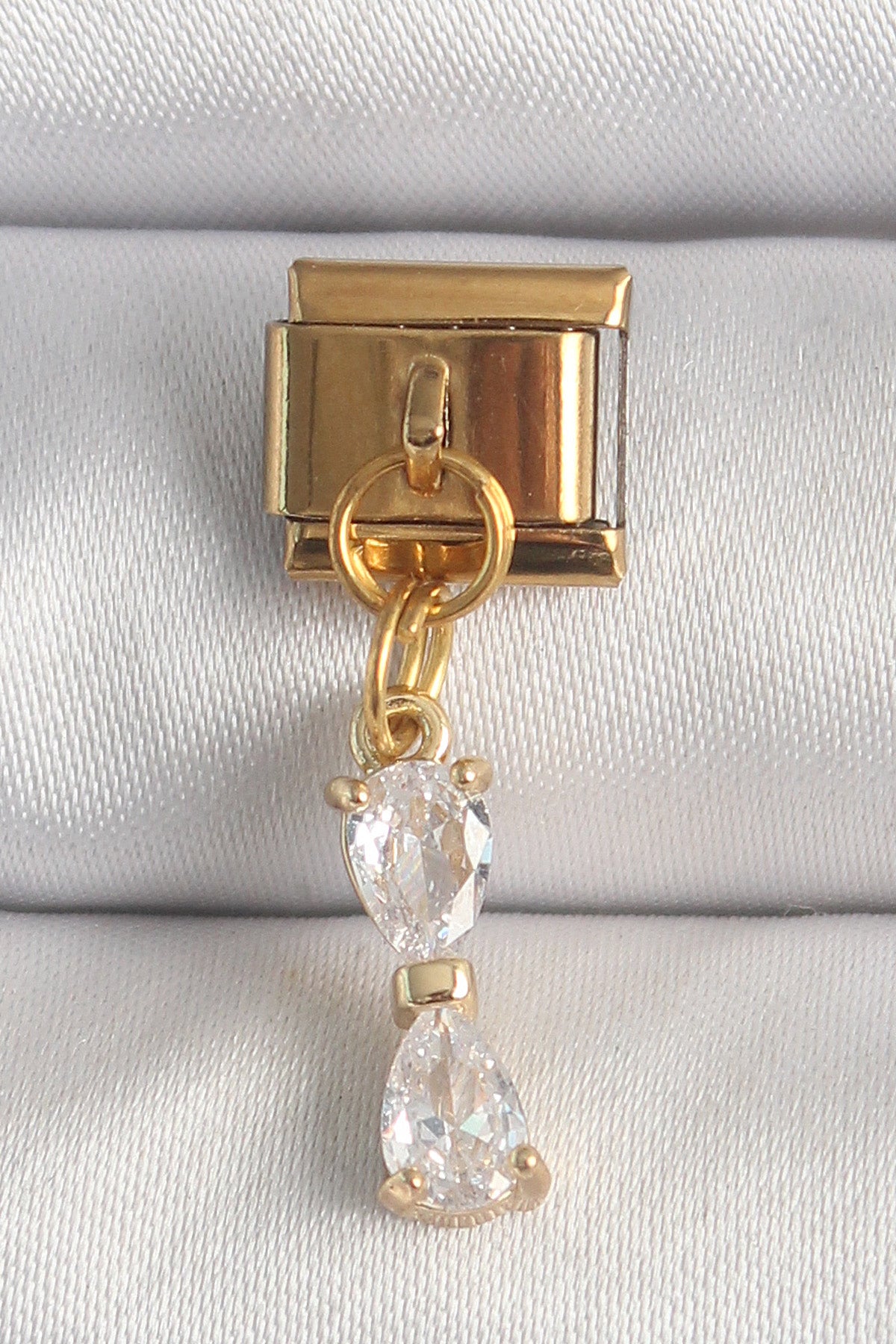 BC1351 - 316L Çelik Gold Renk Sallantı Zirkon Taşlı Kurdele Model Nomination Charm