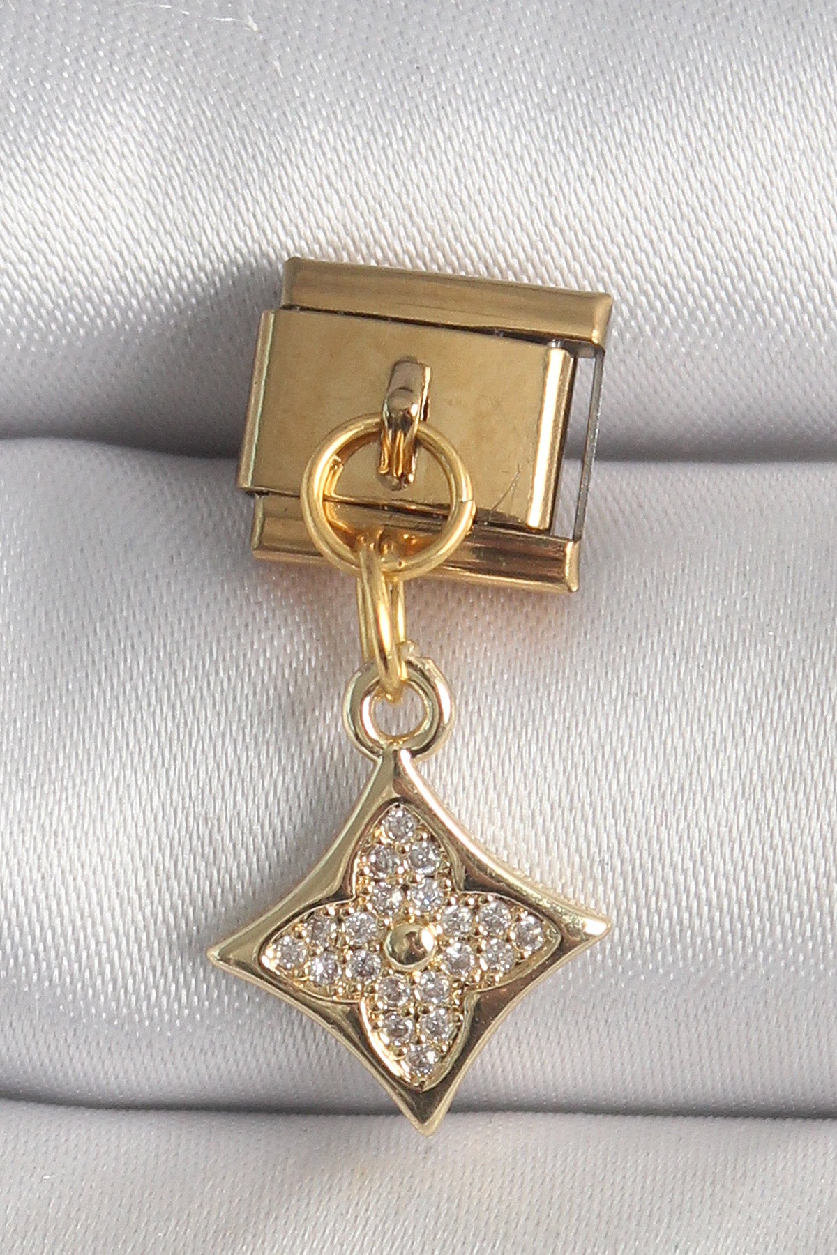 BC1355 - 316L Çelik Gold Renk Sallantı Zirkon Taşlı Çiçek İşlemeli Nomination Charm