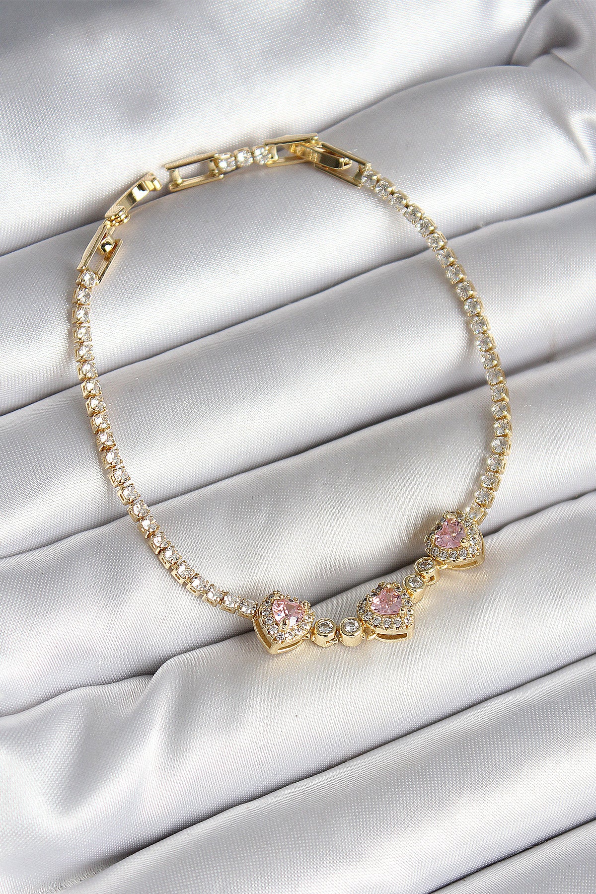 Pirinç Sıralı Pembe Kalp Figürlü Zirkon Taşlı Gold Renk Kadın Bileklik - BB6983