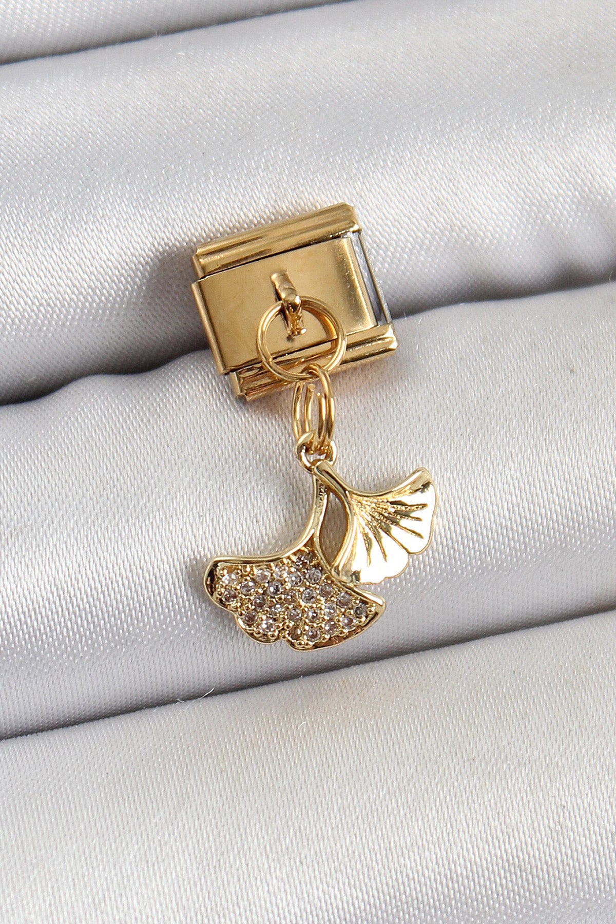 BC1404 - 316L Çelik Sallantılı Zirkon Taşlı Balık Kuyruğu Model Gold Renk Nomination Charm