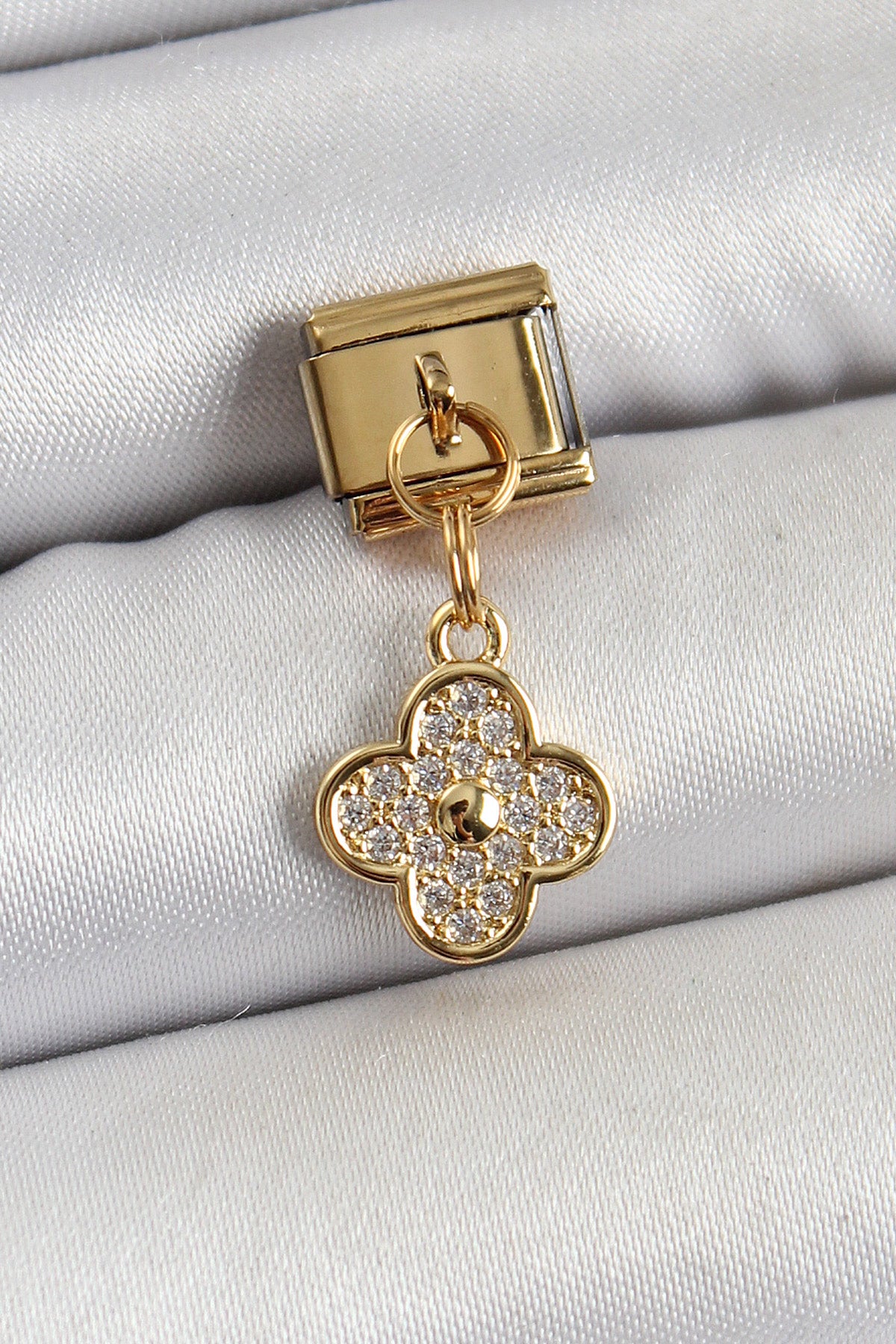 BC1405 - 316L Çelik Sallantılı Zirkon Taşlı Yonca Model Gold Renk Nomination Charm