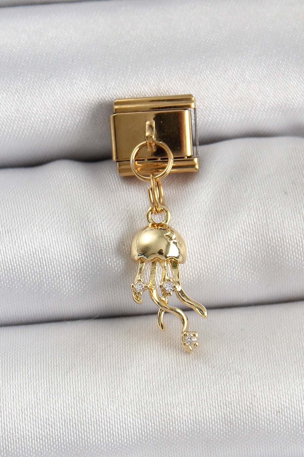 BC1427 - 316L Çelik Sallantılı Zirkon Taşlı Deniz Anası Model Gold Renk Nomination Charm