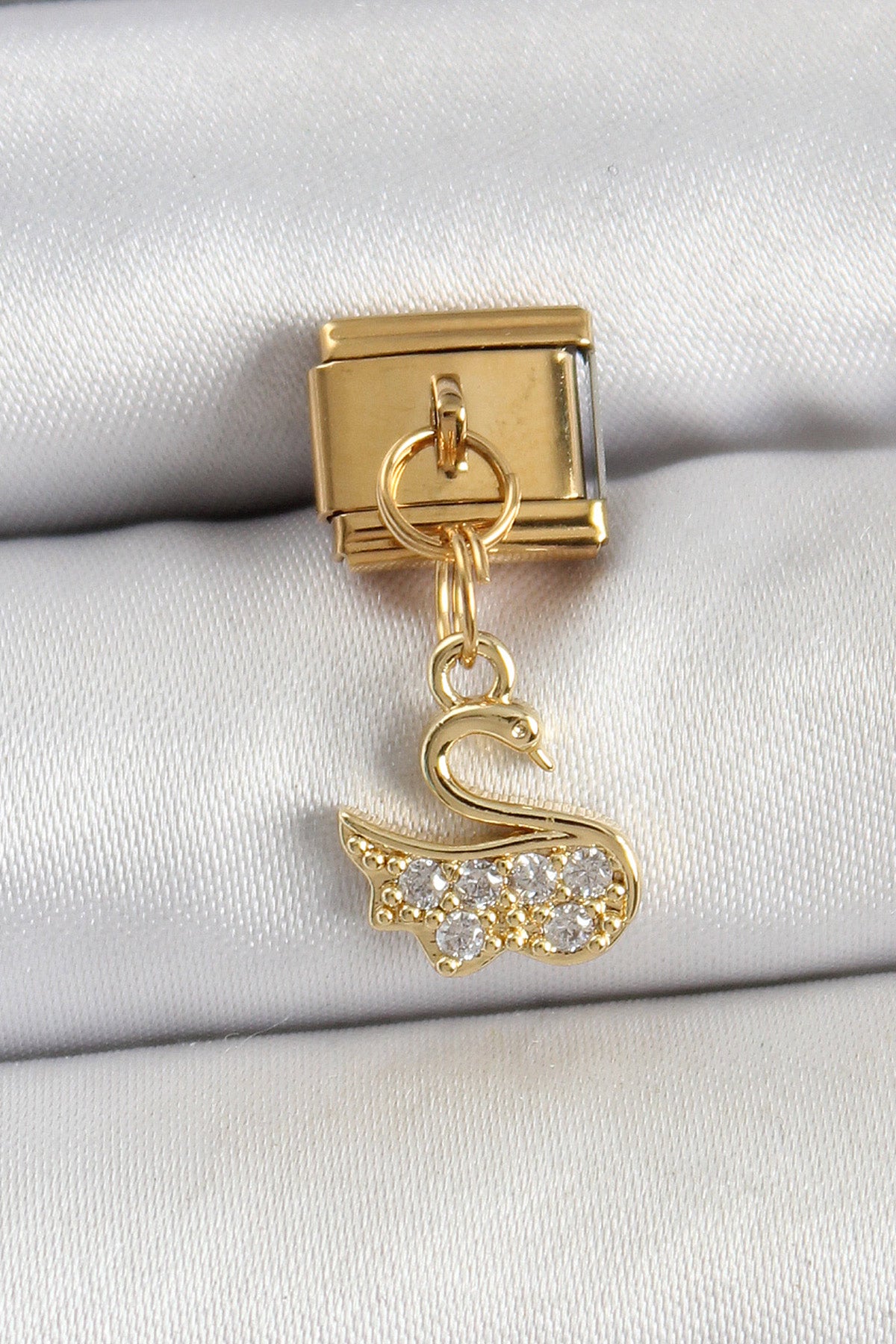 BC1439 - 316L Çelik Sallantılı Zirkon Taşlı KuğuModel Gold Renk Nomination Charm