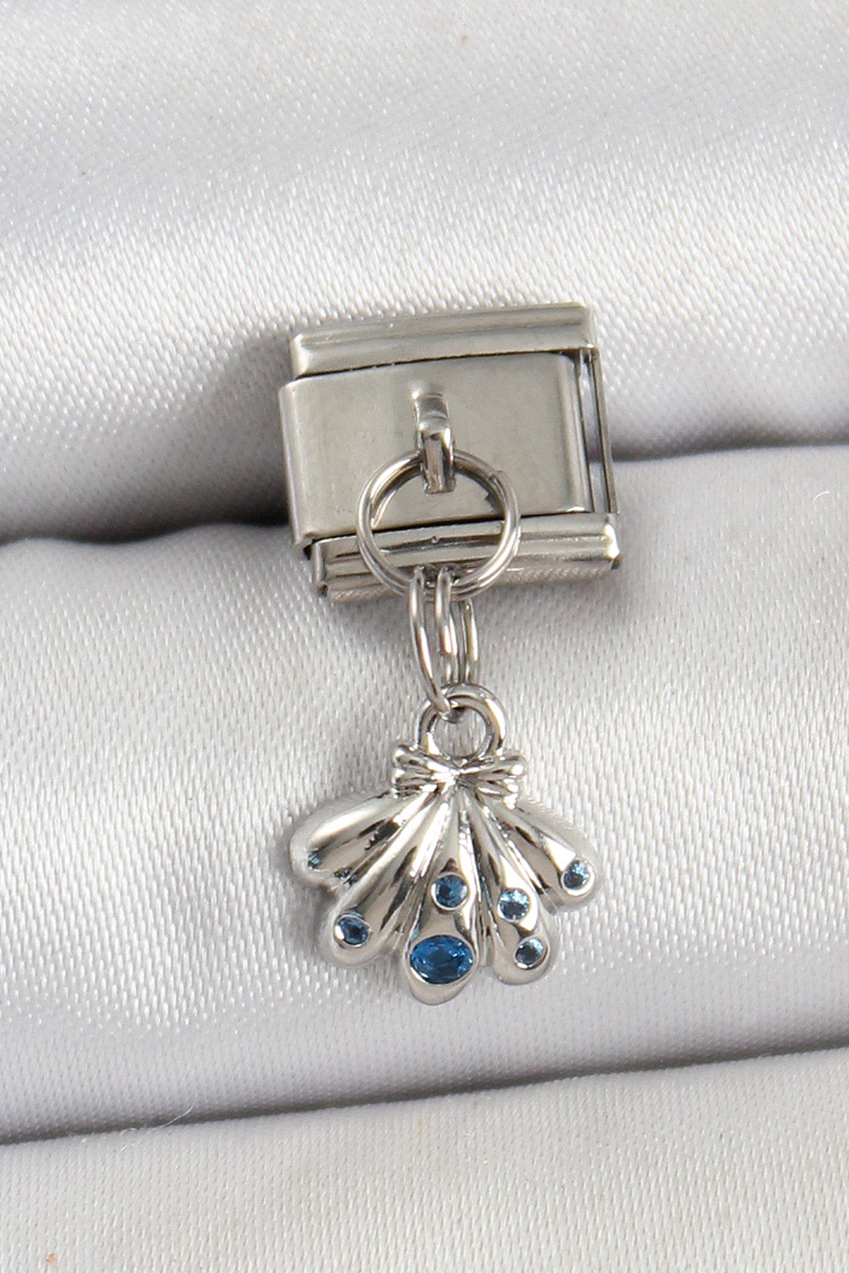 BC1444 - 316L Çelik Sallantılı Fiyonklu Buket Model Gümüş Renk Nomination Charm