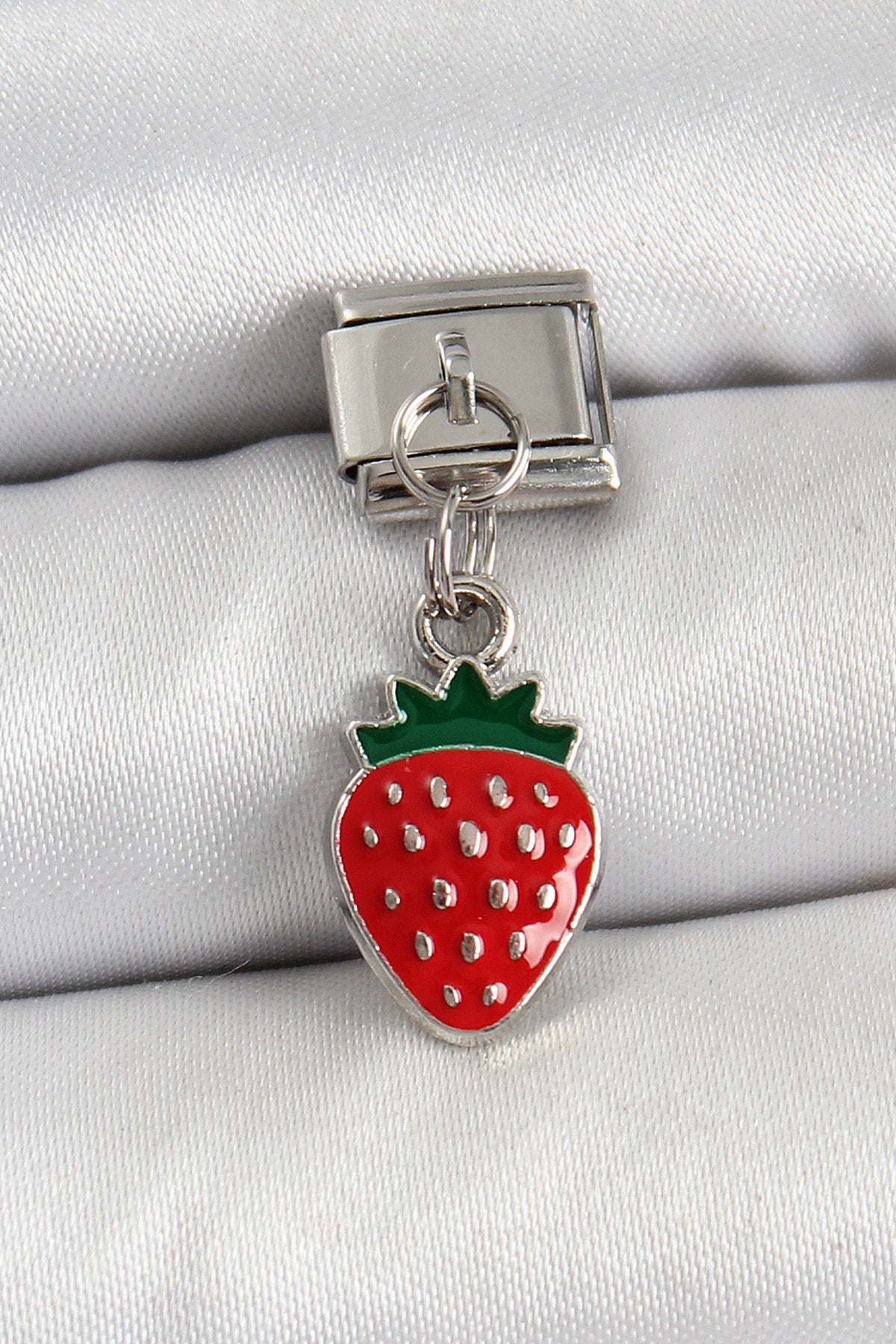 BC1469 - 316L Çelik Sallantılı Çilek Model Gümüş Renk Nomination Charm