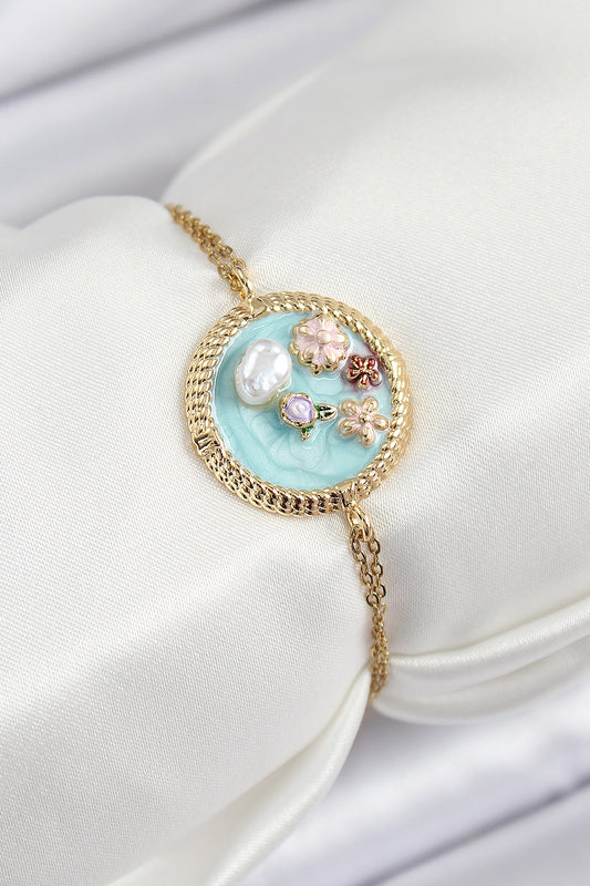 BB7227 - 316L Çelik Zincir Turkuaz Mineli Sanatsal Portre İnci Detaylı Çiçek Model Gold Renk Kadın Bileklik