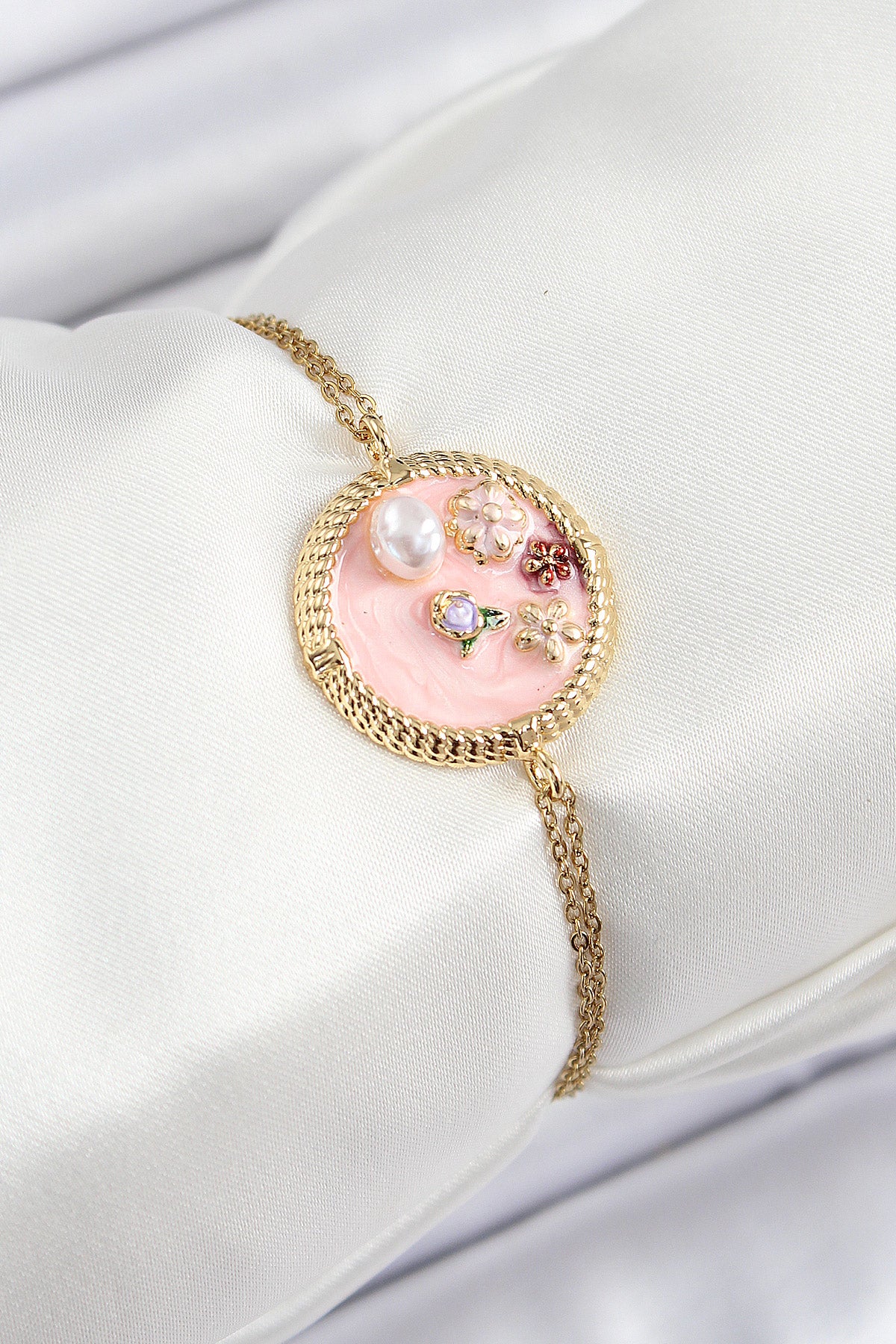 BB7229 - 316L Çelik Zincir Pembe Mineli Sanatsal Portre İnci Detaylı Çiçek Model Gold Renk Kadın Bileklik