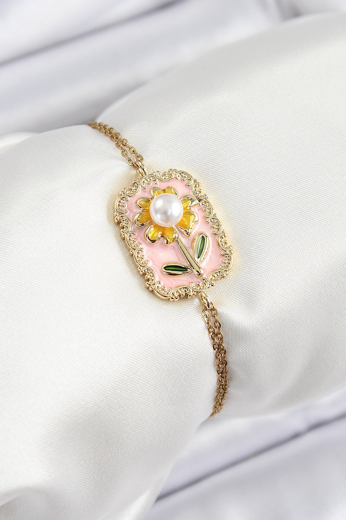 BB7232 - 316L Çelik Zincir Pembe Mineli Sanatsal Portre İnci Detaylı Papatya Model Gold Renk Kadın Bileklik